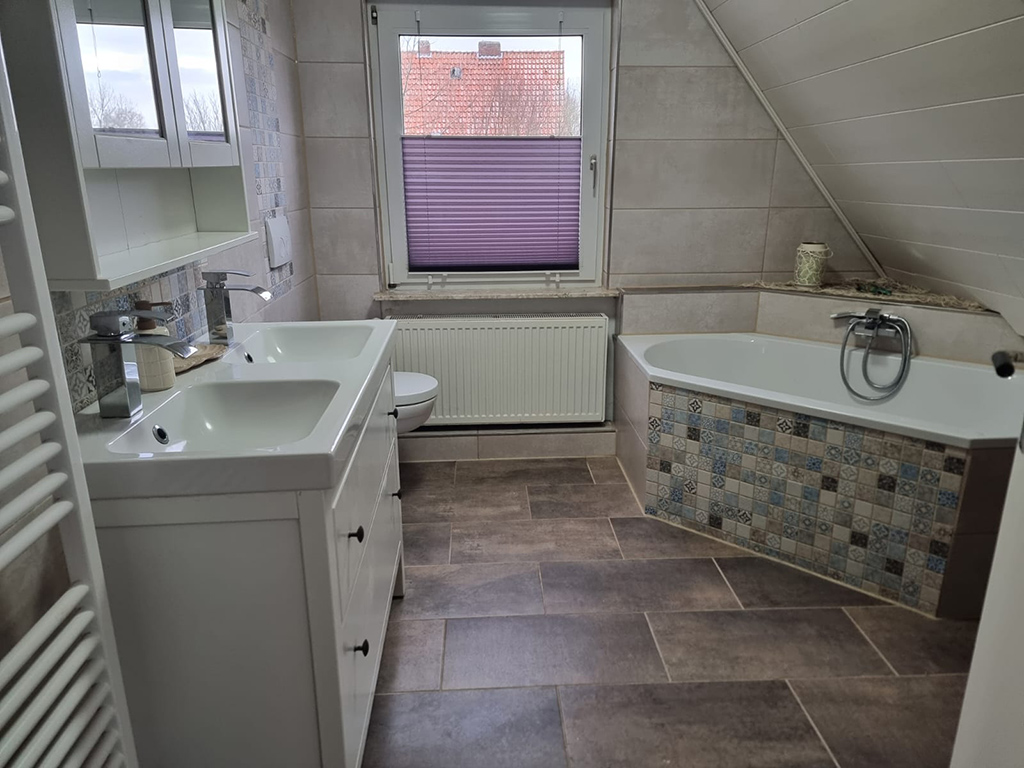 Badezimmer Großes Badezmmer mit Eckbadewanne, Waschtisch und WC